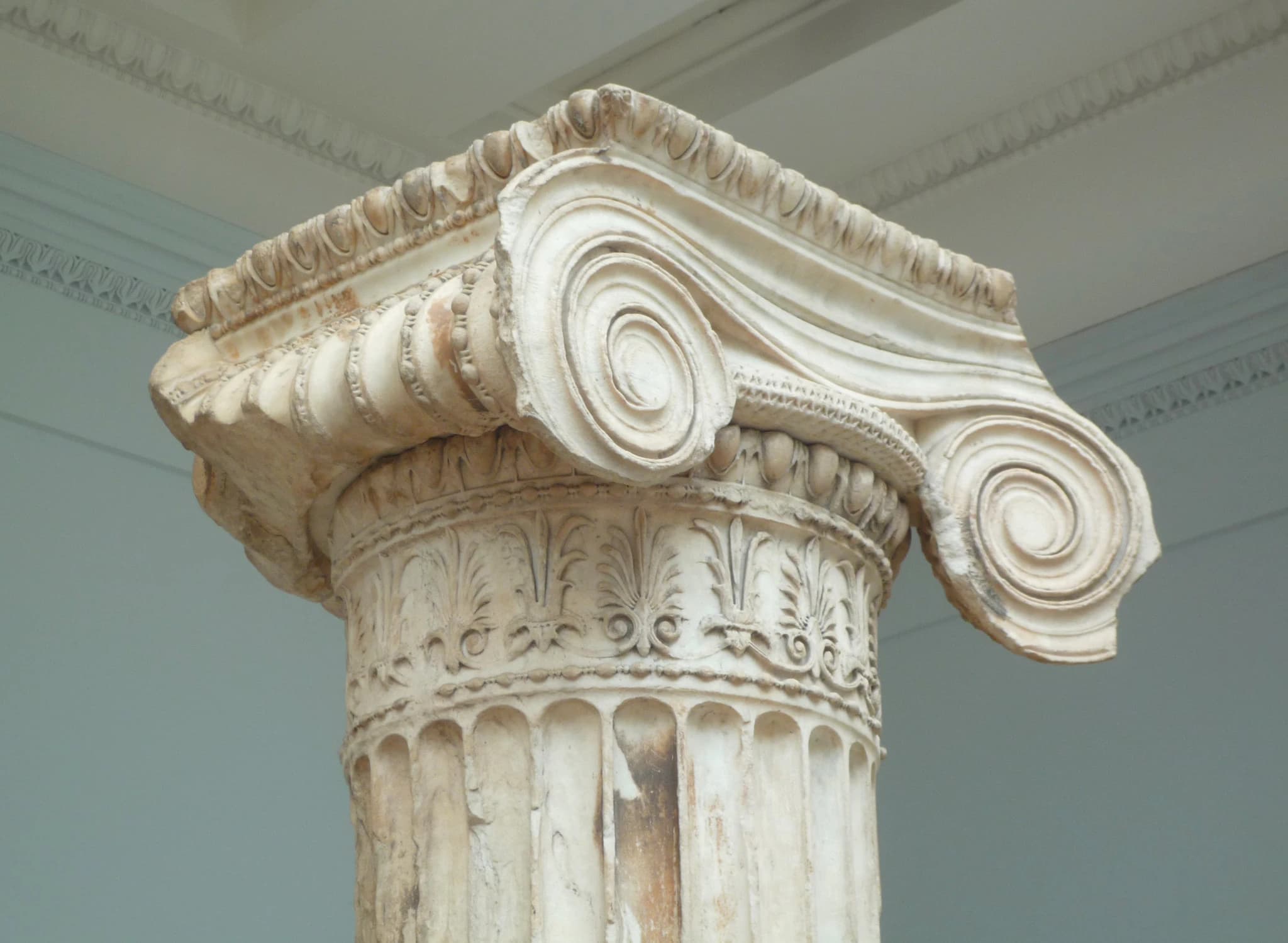 Columna griega con detalles arquitectónicos